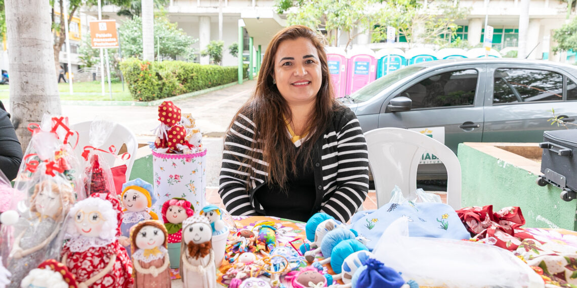 Praça Alencastro reúne 40 expositores com a Feira Cultural, Gastronômica e de Artesanato