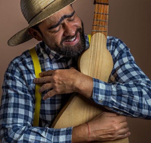 Thyago Mourão leva turnê de “Xô Dito” a Tangará da Serra com show solidário e oficina gratuita