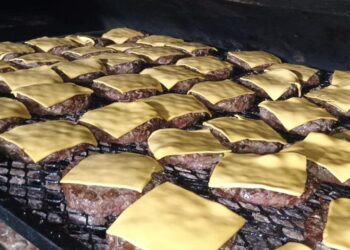 Hambúrguer artesanal e parrilla movimentam feiras gastronômicas em Cuiabá