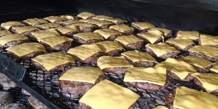 Hambúrguer artesanal e parrilla movimentam feiras gastronômicas em Cuiabá