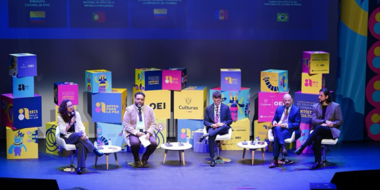 Brasil defende educação artística como ferramenta de transformação social em congresso na Colômbia