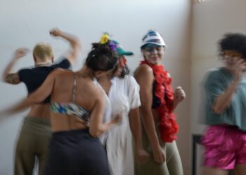 Podcast Ensaios sobre cena, corpo e escrita compartilha processos criativos do coletivo Instrumento de Ver