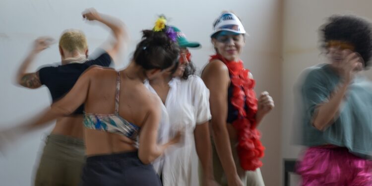 Podcast Ensaios sobre cena, corpo e escrita compartilha processos criativos do coletivo Instrumento de Ver