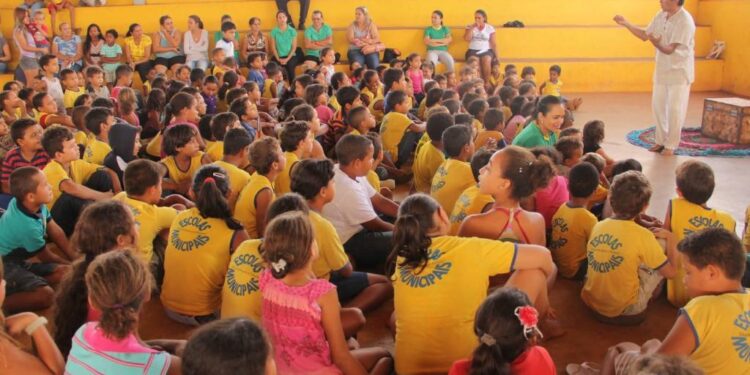 Projeto “Um Conto em Cada Canto” leva narrativas populares e acessibilidade a comunidades de Cuiabá