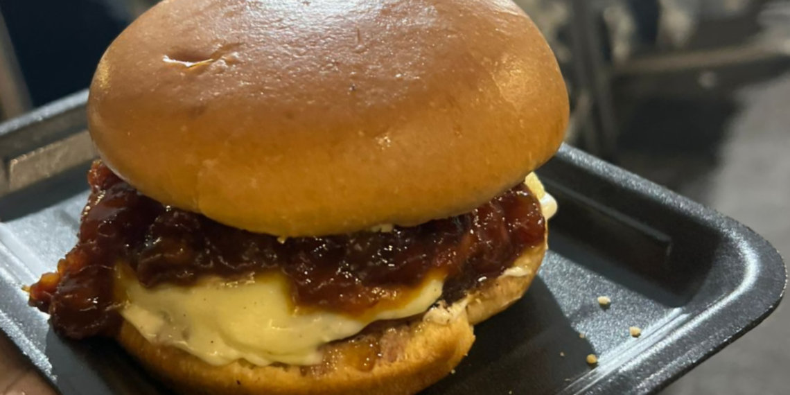 Hambúrguer com calda de banana-da-terra é novidade na Feira do Vinil em Cuiabá