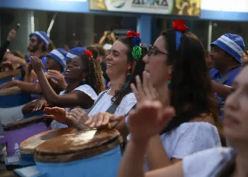 Cortejo de culturas tradicionais reúne três gerações da mesma família