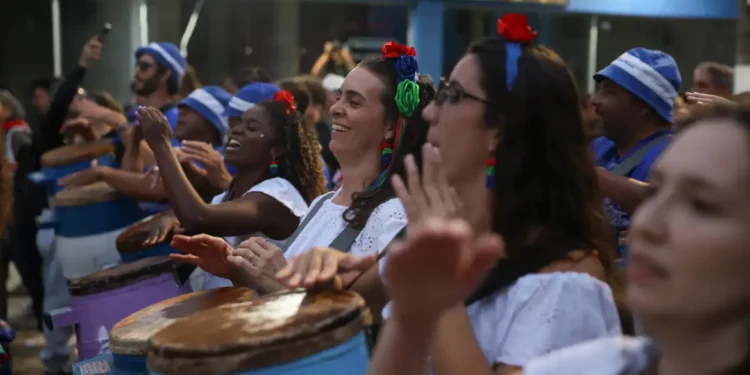 Cortejo de culturas tradicionais reúne três gerações da mesma família