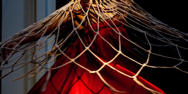 Espetáculo circense “Medéia – As Bárbaras” chega à Galpoa com releitura contemporânea do mito grego