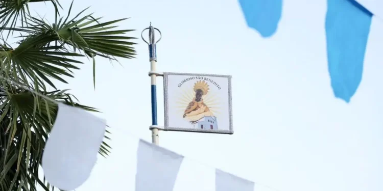 Levantamento do mastro marca início da tradicional Festa de São Benedito em Cuiabá