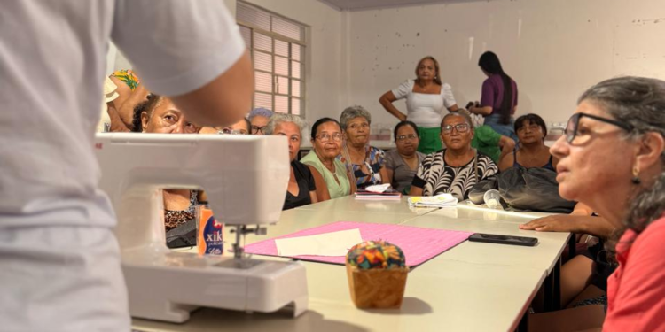Projeto oferece capacitação em costura e apoio psicológico para mulheres em Cuiabá
