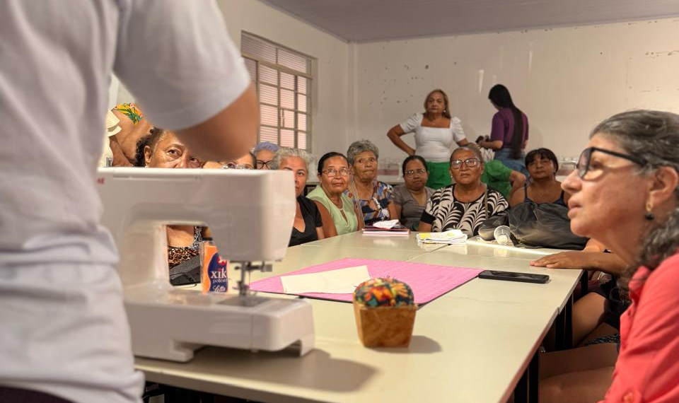 Projeto oferece capacitação em costura e apoio psicológico para mulheres em Cuiabá