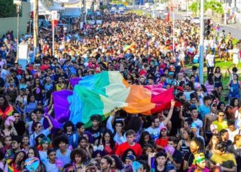 Parada do Orgulho LGBTQIA+ de Mato Grosso celebra memória, resistência e debate o direito de envelhecer com dignidade