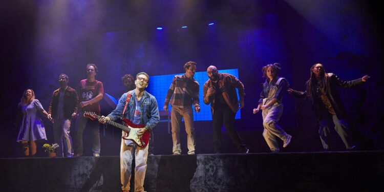 Musical sobre a trajetória de Os Paralamas do Sucesso chega a Cuiabá após turnê nacional