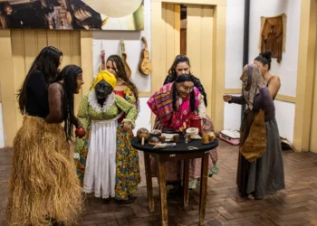 ‘Circulo de Mulheres’: Espetáculo de bonecas híbridas celebra 10 anos com apresentação gratuita no Cine Teatro Cuiabá