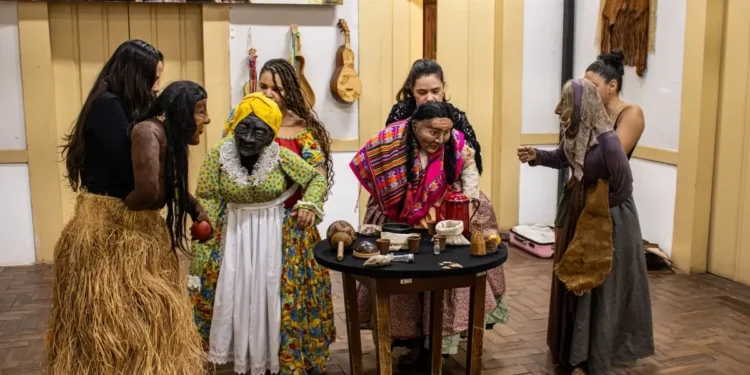 ‘Circulo de Mulheres’: Espetáculo de bonecas híbridas celebra 10 anos com apresentação gratuita no Cine Teatro Cuiabá