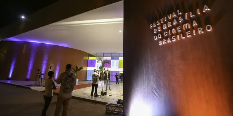 Festival de cinema de Brasília vive impasse; classe artística repudia