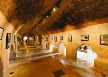 Exposição reúne obras de ex-alunos para preservar legado de artista sobrevivente de bomba atômica que marcou a arte em MT