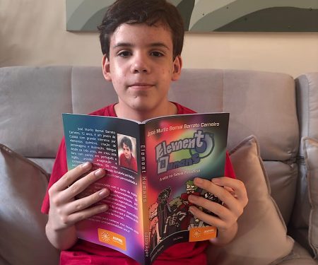 Aos 12 anos, cuiabano lança livro sobre Tabela Periódica na Bienal de São Paulo