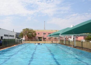 Piscina de escola municipal em Cuiabá atende alunos e crianças com deficiência
