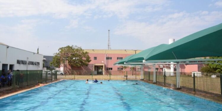 Piscina de escola municipal em Cuiabá atende alunos e crianças com deficiência