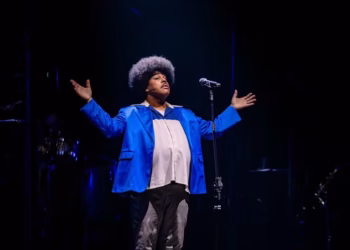 Musical sobre Tim Maia chega a Cuiabá com elenco de 16 atores e cenário de seis toneladas