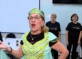 Viúva aos 66, professora rejeita vida de ‘vovó só cuidando dos netos’ e sobe ao palco em Cuiabá junto com grupo 60+