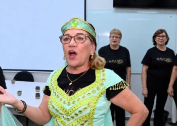 Viúva aos 66, professora rejeita vida de ‘vovó só cuidando dos netos’ e sobe ao palco em Cuiabá junto com grupo 60+