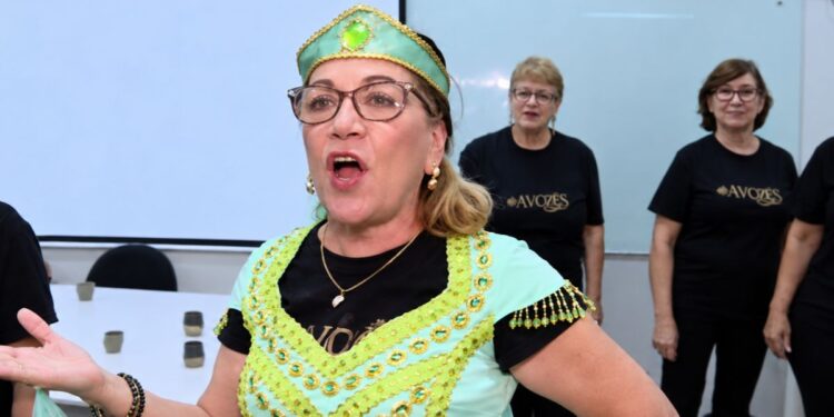 Viúva aos 66, professora rejeita vida de ‘vovó só cuidando dos netos’ e sobe ao palco em Cuiabá junto com grupo 60+