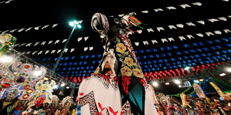 Bumba-meu-boi do Maranhão reúne fé, música, dança e saberes tradicionais