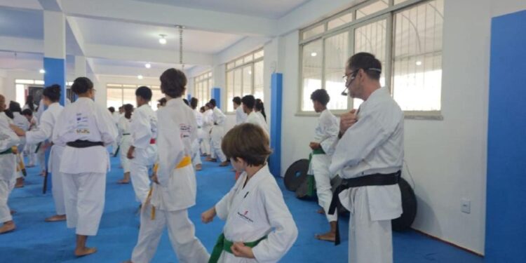 Capacitação em Kihon e Kumite reúne profissionais de Karatê em Cuiabá